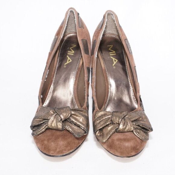 MIAÂ BrownâSuede Round Toe Pumps with MetallicâBow, Size 8 - Picture 5 of 13